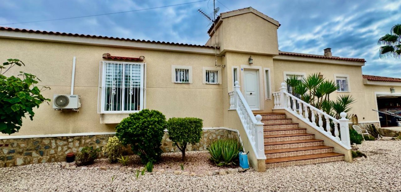 Herverkoop - Finca / Country Property -
Catral