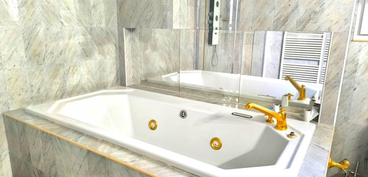 Sale - Villa -
Benidorm - Playa de Levante