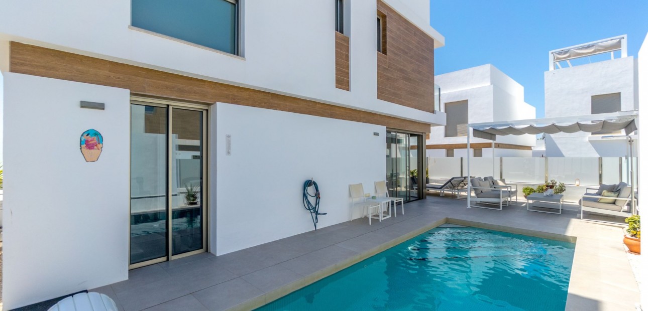 Herverkoop - Detached Villa -
Orihuela Costa - Villamartin