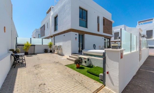 Herverkoop - Detached Villa -
Orihuela Costa - Villamartin