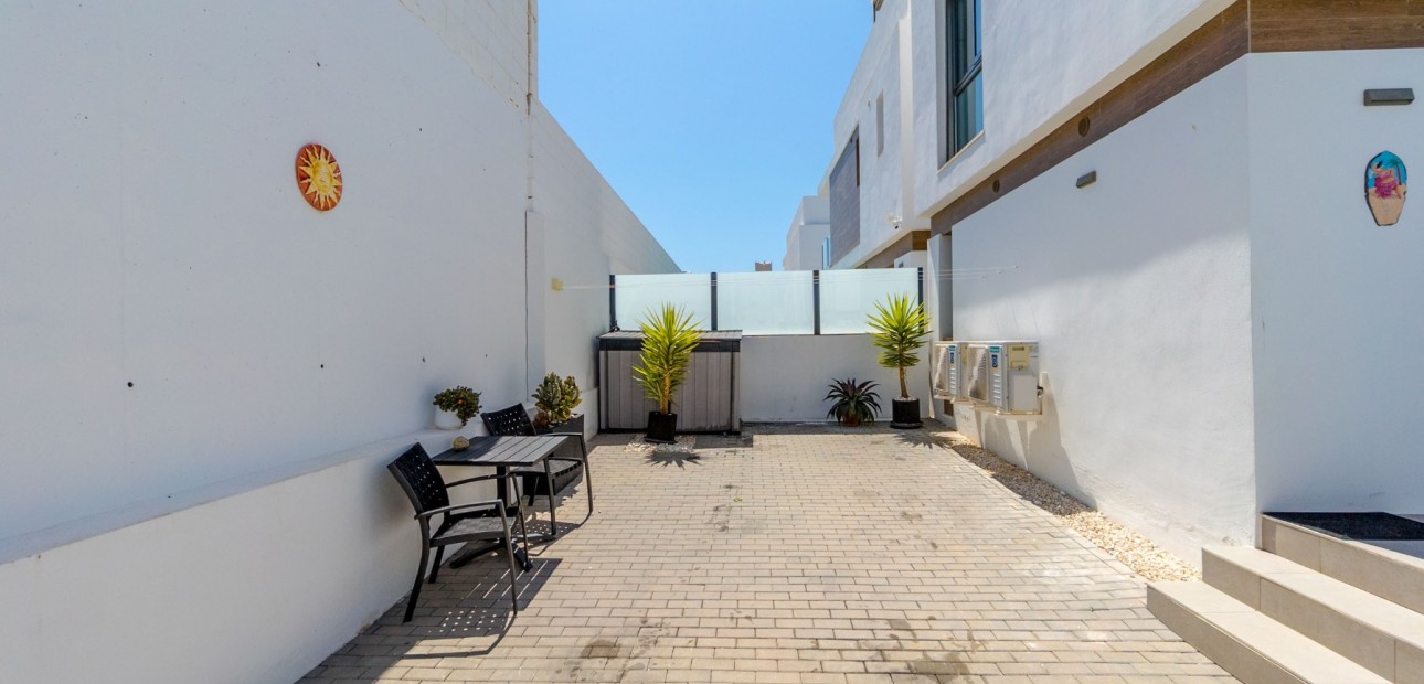 Herverkoop - Detached Villa -
Orihuela Costa - Villamartin