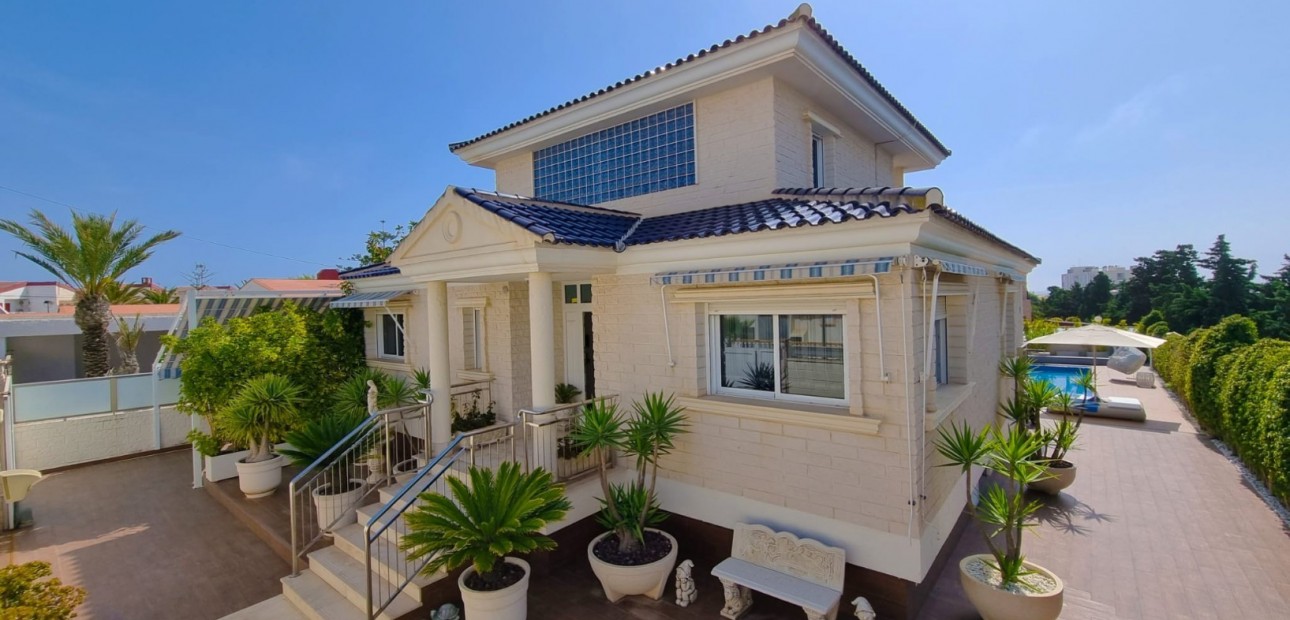 Sale - Detached Villa -
Torrevieja - La Mata