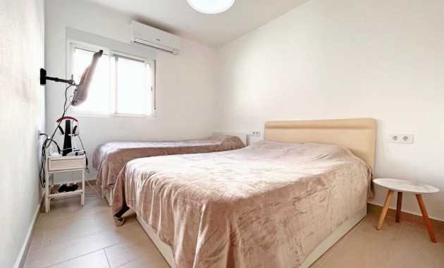 Herverkoop - Quadplex -
Orihuela Costa - Playa Flamenca