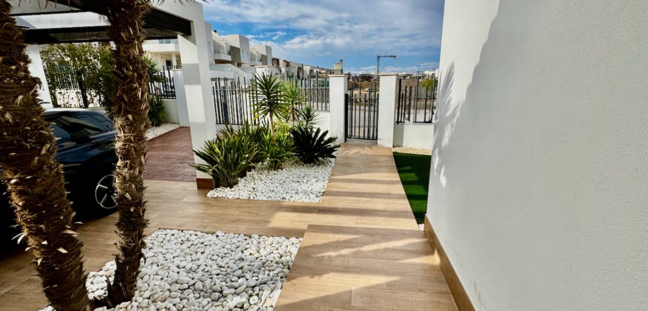 Sale - Villa -
Algorfa - La Finca Golf Resort