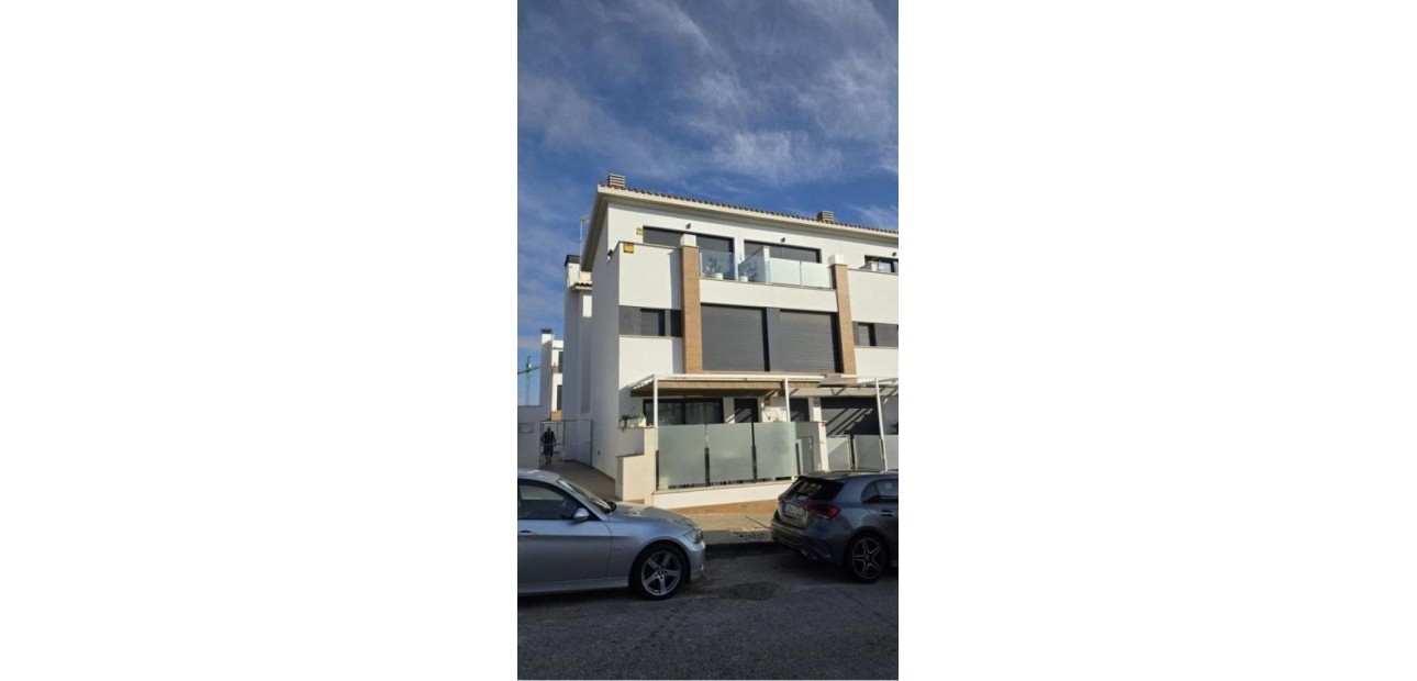 Sale - Villa -
Guardamar del Segura - Los secanos