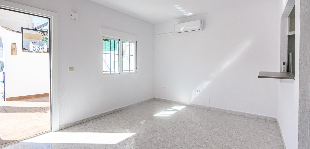 Sale - House -
San Miguel de Salinas