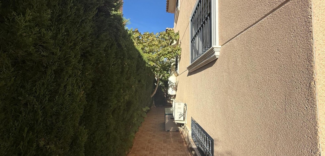 Sale - Villa -
Orihuela Costa - La Florida