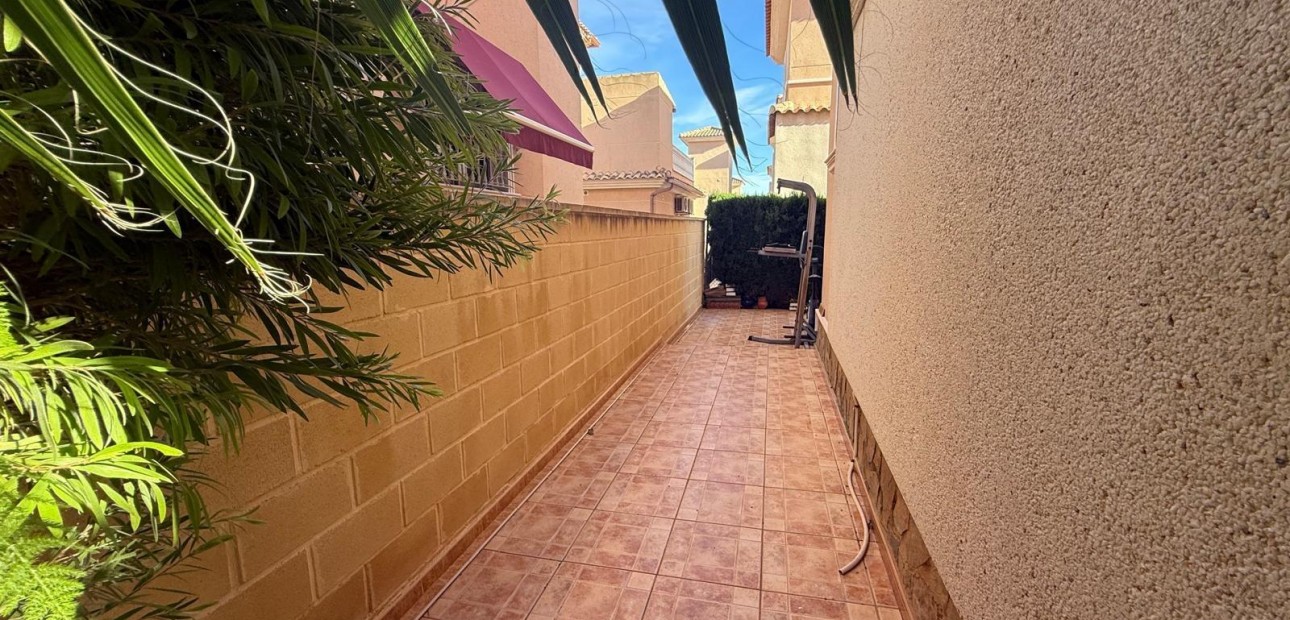 Sale - Villa -
Orihuela Costa - La Florida