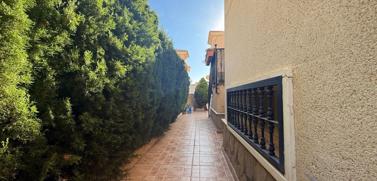 Sale - Villa -
Orihuela Costa - La Florida