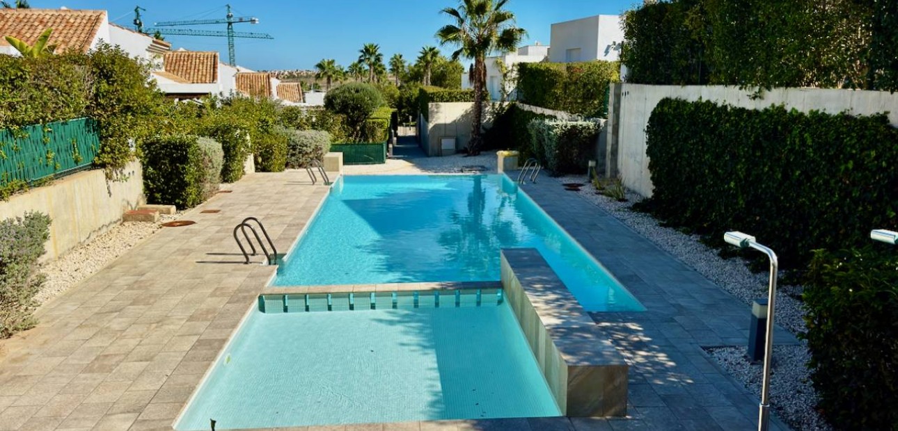 Sale - Villa -
Algorfa - La Finca Golf Resort