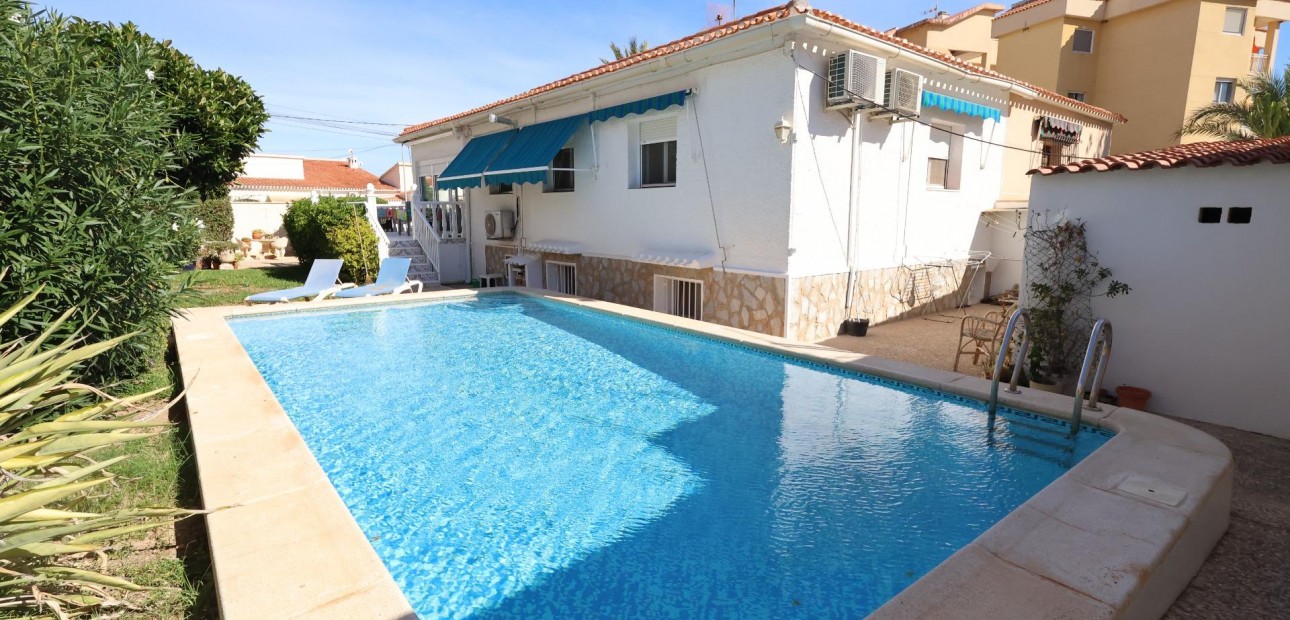 Venta - Terraced house -
Torrevieja - Punta prima