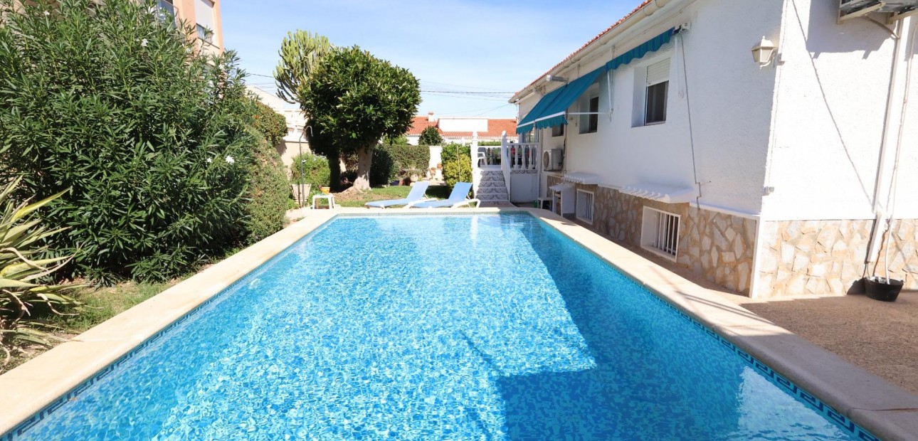 Venta - Terraced house -
Torrevieja - Punta prima