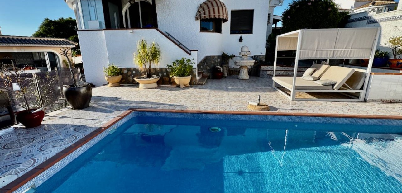 Sale - Villa -
Ciudad Quesada