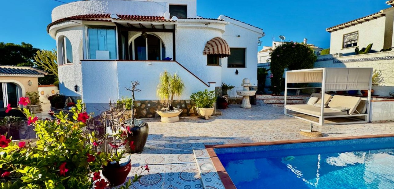 Sale - Villa -
Ciudad Quesada