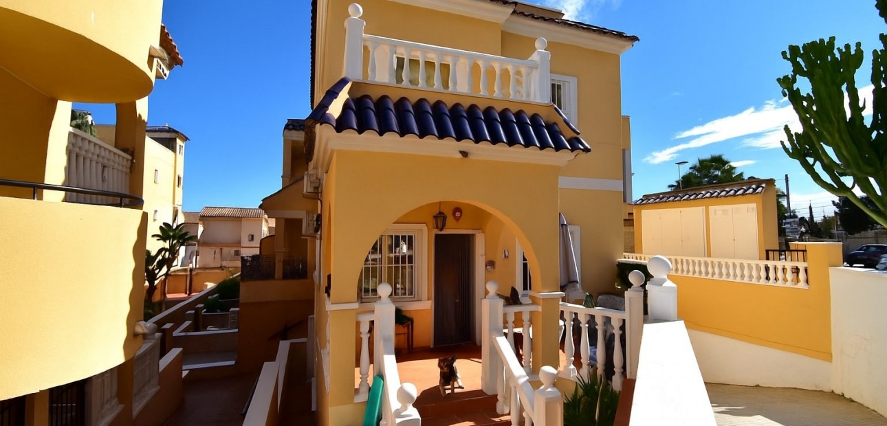 Herverkoop - Detached Villa -
Orihuela Costa - Villamartin