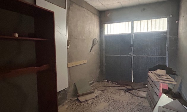 Herverkoop - Commercial (6) -
Jacarilla