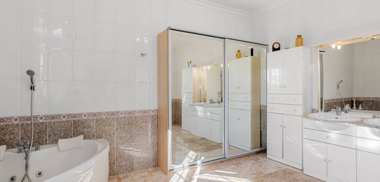 Herverkoop - Finca / Country Property -
Los Montesinos