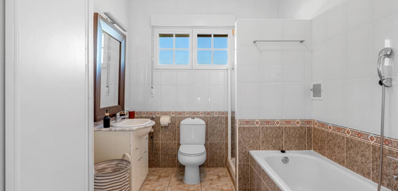 Herverkoop - Finca / Country Property -
Los Montesinos