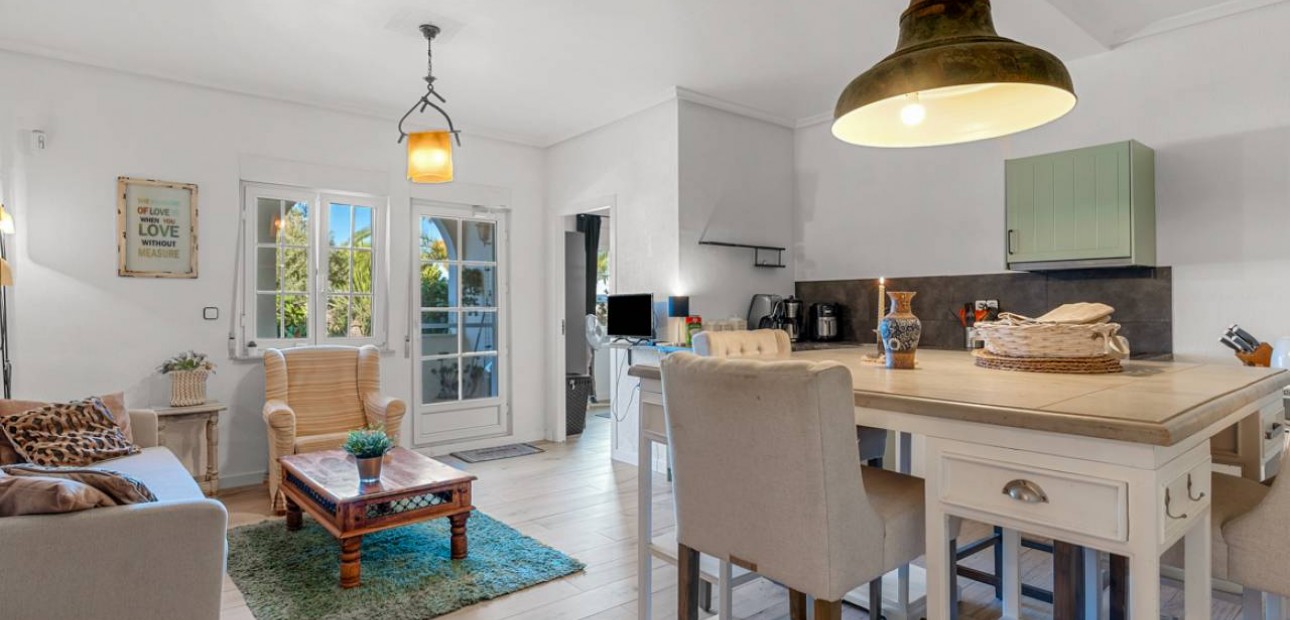 Herverkoop - Finca / Country Property -
Los Montesinos