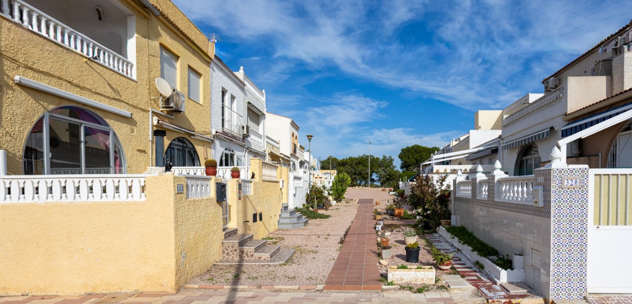 Herverkoop - Terraced house / Townhouse -
Torrevieja - La Siesta