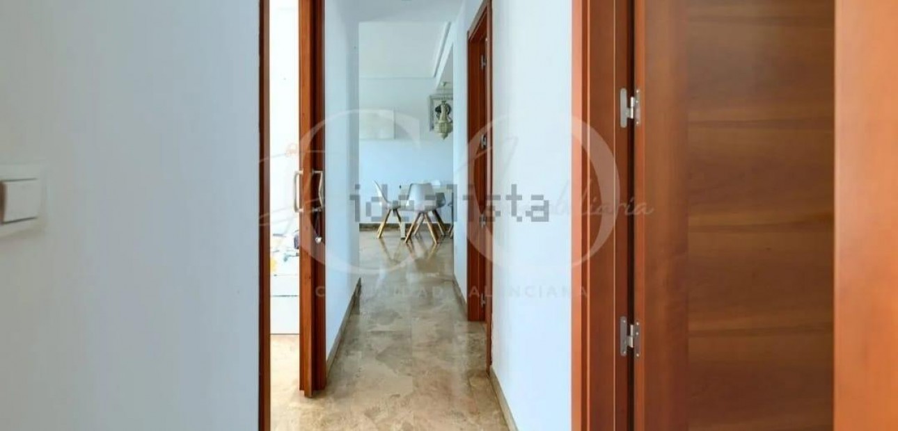 Venta - Apartamento / piso -
Denia