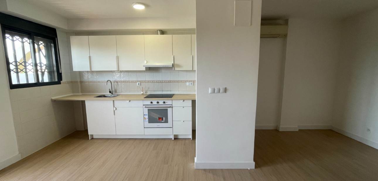 Sale - Townhouse -
Daya Nueva - Daya Nueva - Town