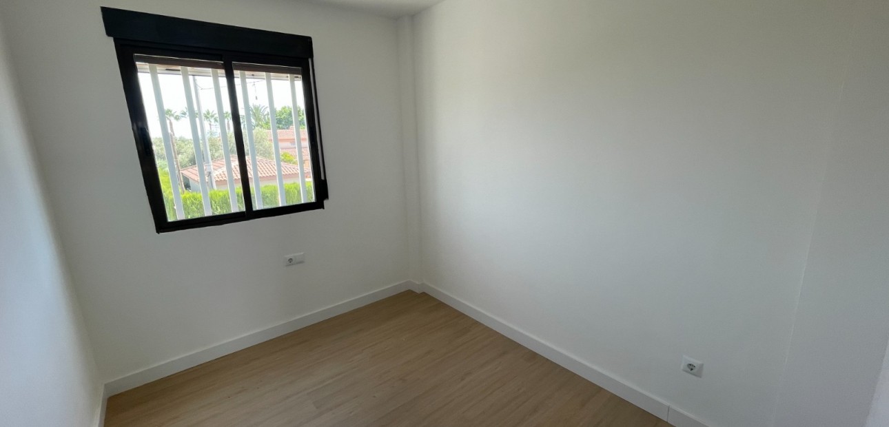 Sale - Townhouse -
Daya Nueva - Daya Nueva - Town