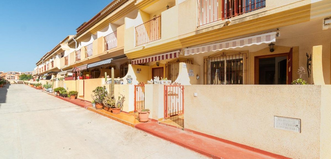 Sale - Terraced house -
Orihuela Costa - Playa Flamenca