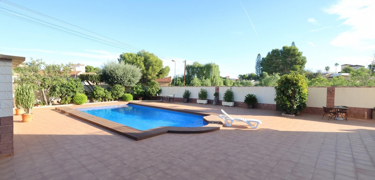 Sale - Villa -
Torrevieja - Los Balcones - Los Altos del Edén