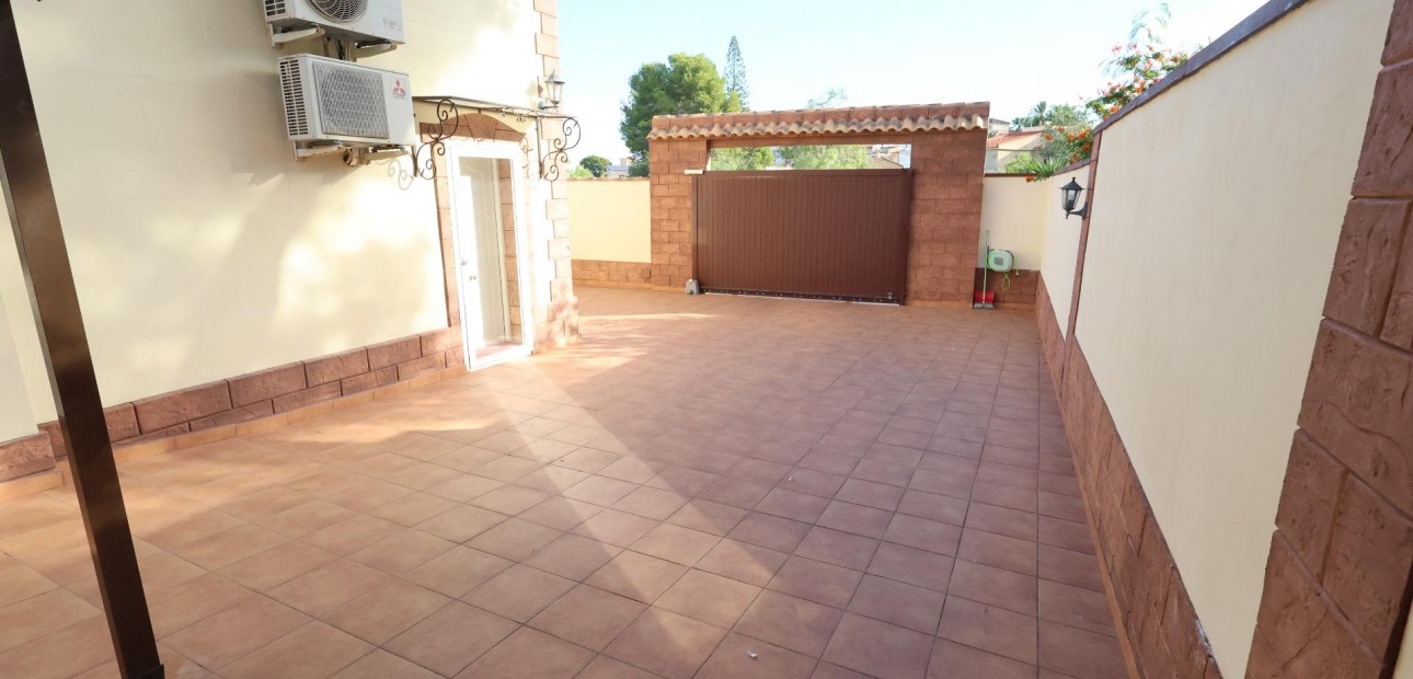 Sale - Villa -
Torrevieja - Los Balcones - Los Altos del Edén