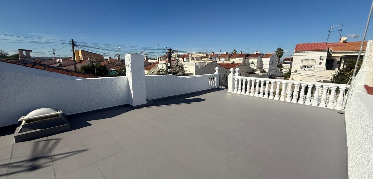 Sale - Bungalow -
Torrevieja - Torretas