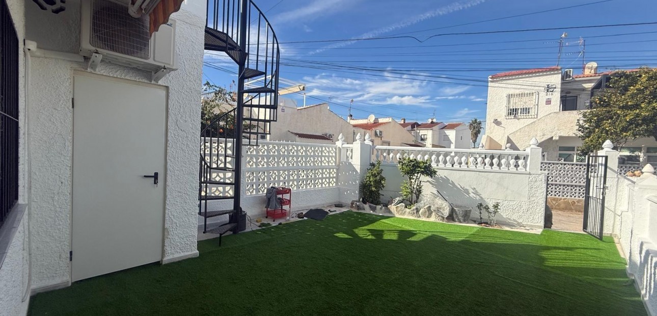 Sale - Bungalow -
Torrevieja - Torretas