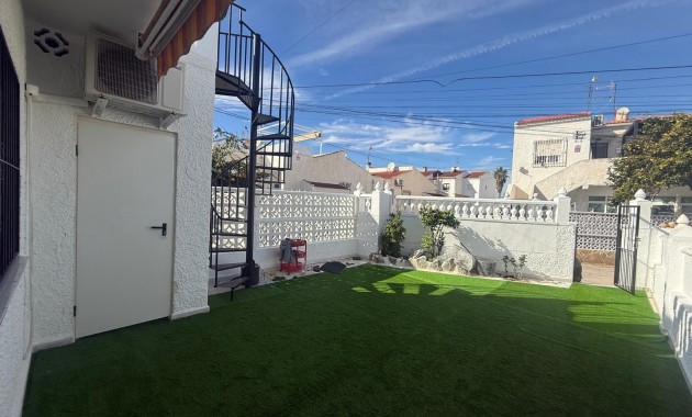 Sale - Bungalow -
Torrevieja - Torretas