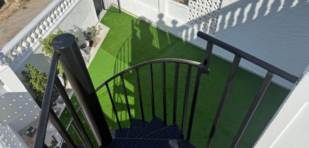 Sale - Bungalow -
Torrevieja - Torretas