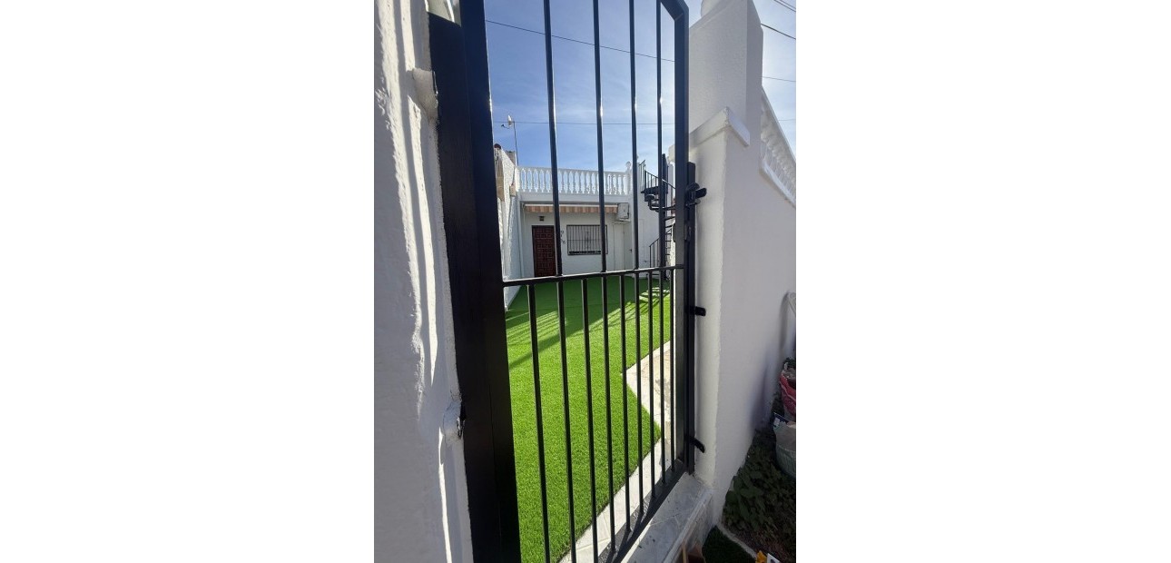 Sale - Bungalow -
Torrevieja - Torretas