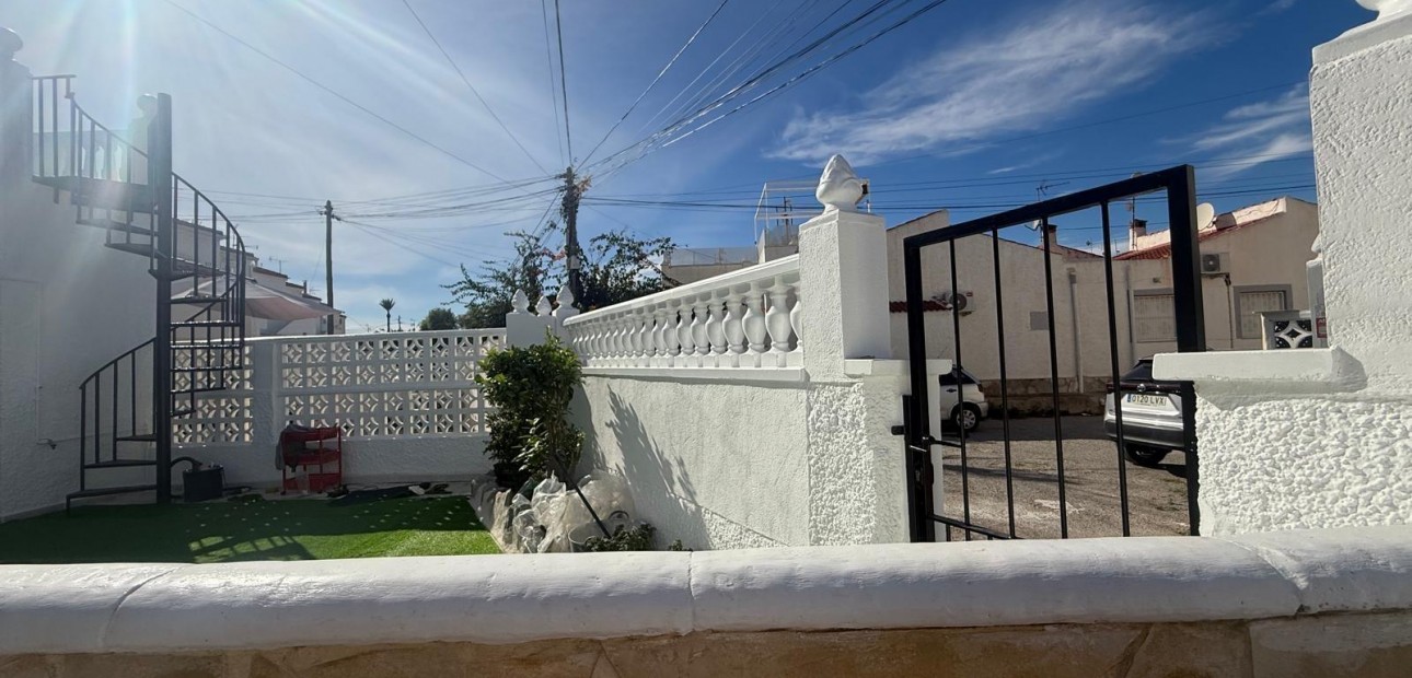 Sale - Bungalow -
Torrevieja - Torretas