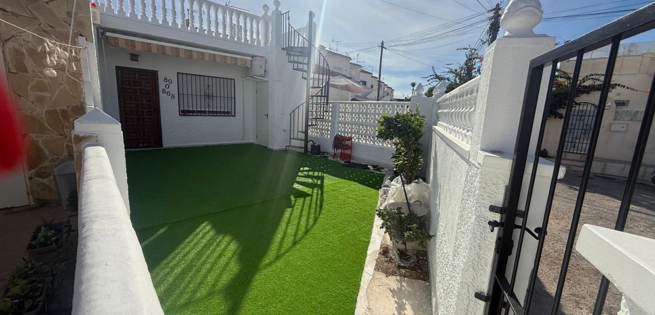 Sale - Bungalow -
Torrevieja - Torretas