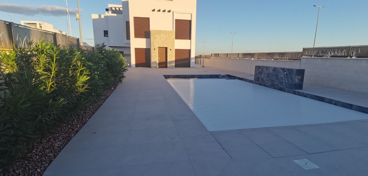 Nueva construcción  - Laguna Azul Villa -
Los Montesinos - La herrada