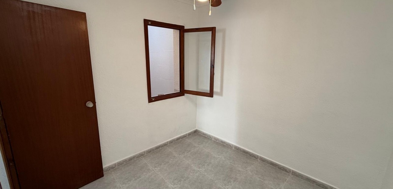 Herverkoop - Bungalow -
Torrevieja - Torretas