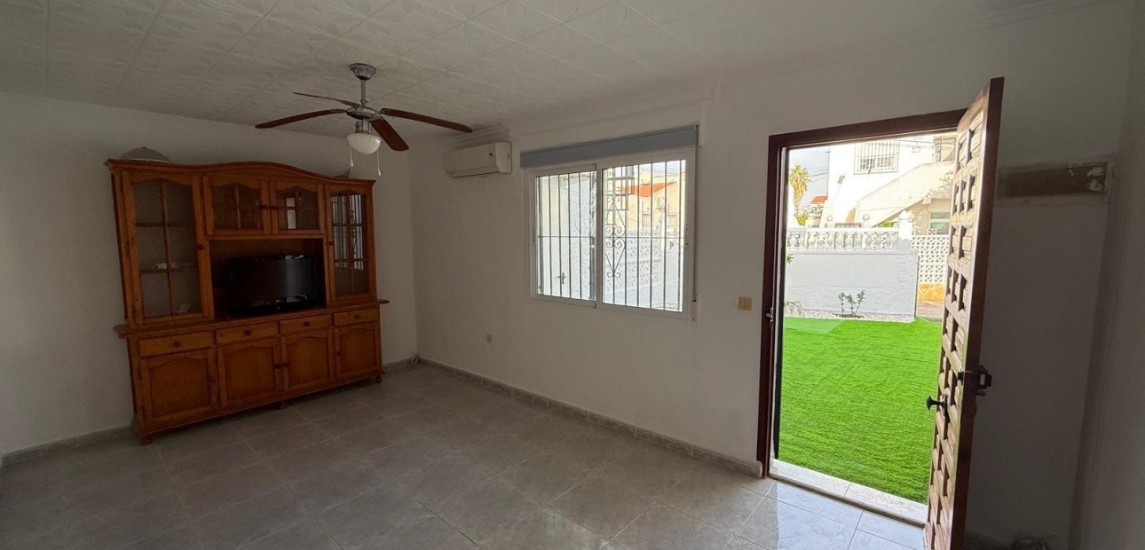 Herverkoop - Bungalow -
Torrevieja - Torretas
