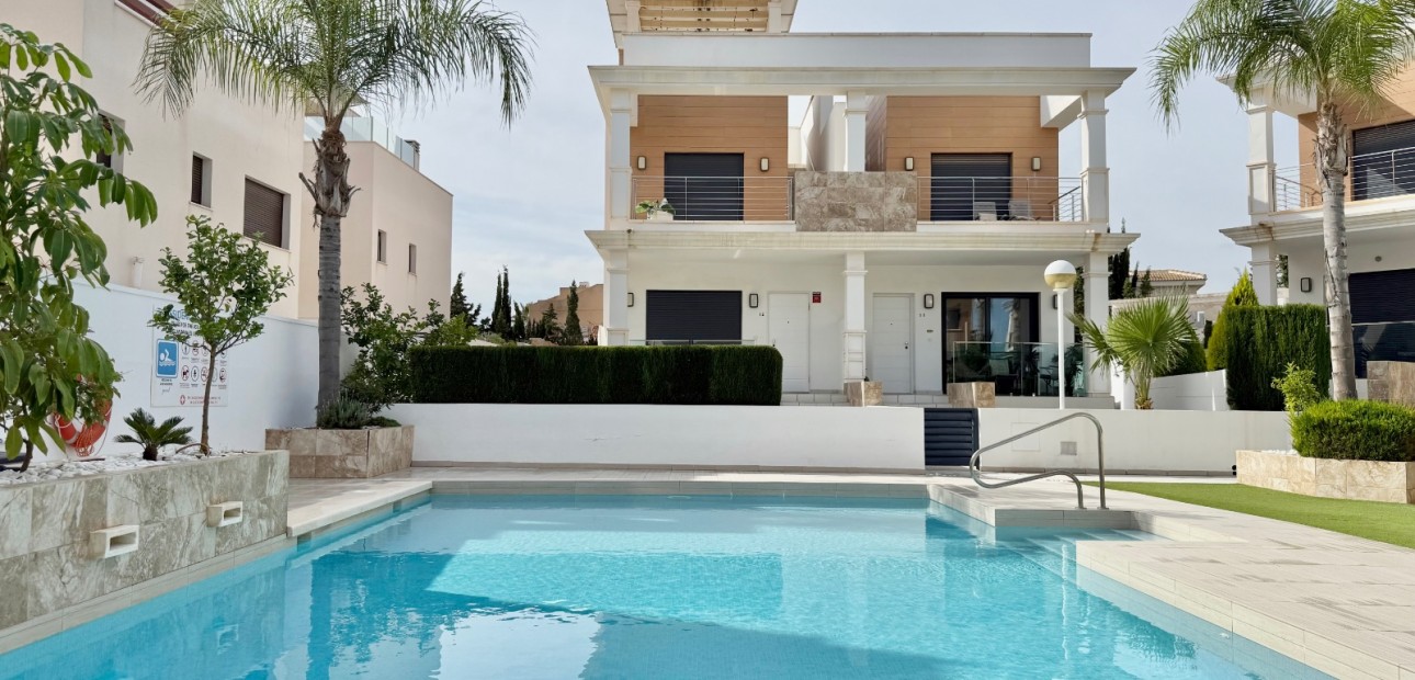 Herverkoop - Herenhuis -
Ciudad Quesada - Lo Marabu