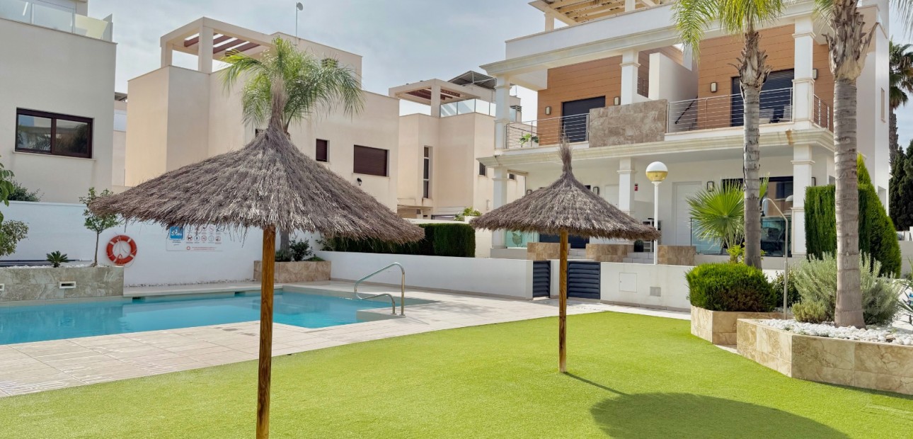 Herverkoop - Herenhuis -
Ciudad Quesada - Lo Marabu