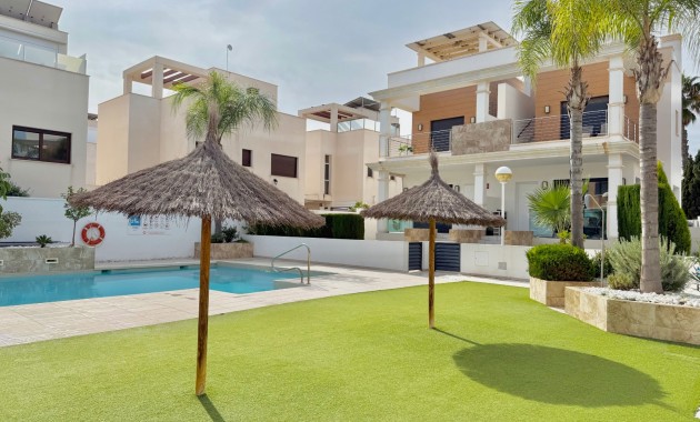 Herverkoop - Herenhuis -
Ciudad Quesada - Lo Marabu