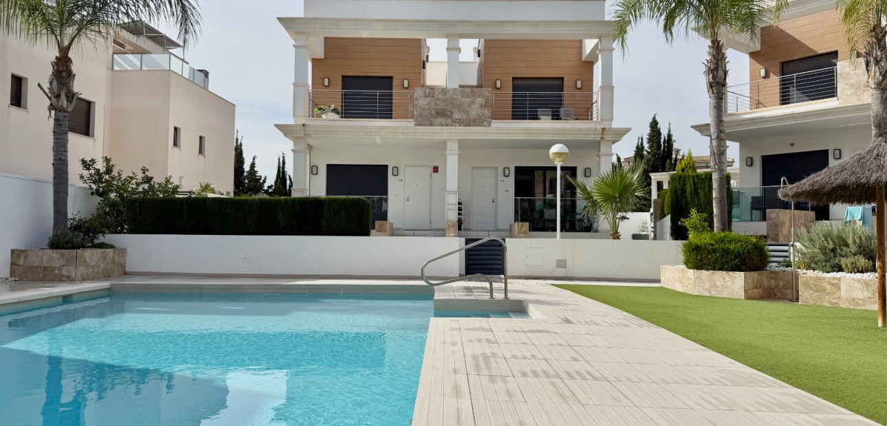 Herverkoop - Herenhuis -
Ciudad Quesada - Lo Marabu