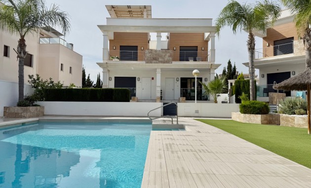 Herverkoop - Herenhuis -
Ciudad Quesada - Lo Marabu