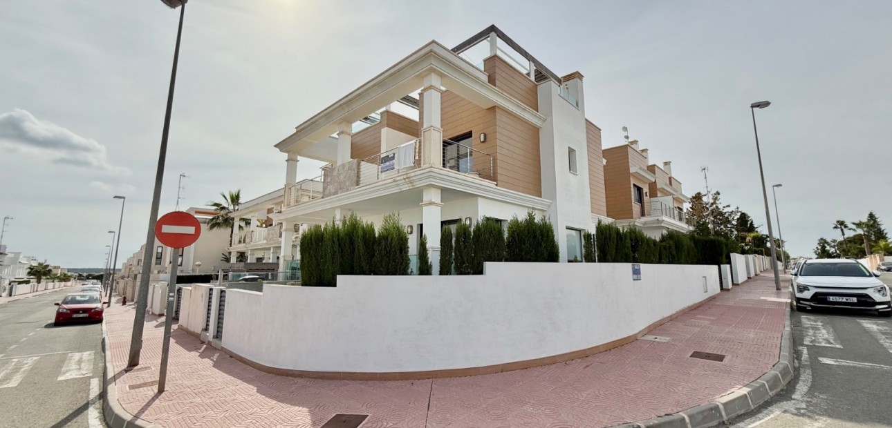 Herverkoop - Herenhuis -
Ciudad Quesada - Lo Marabu