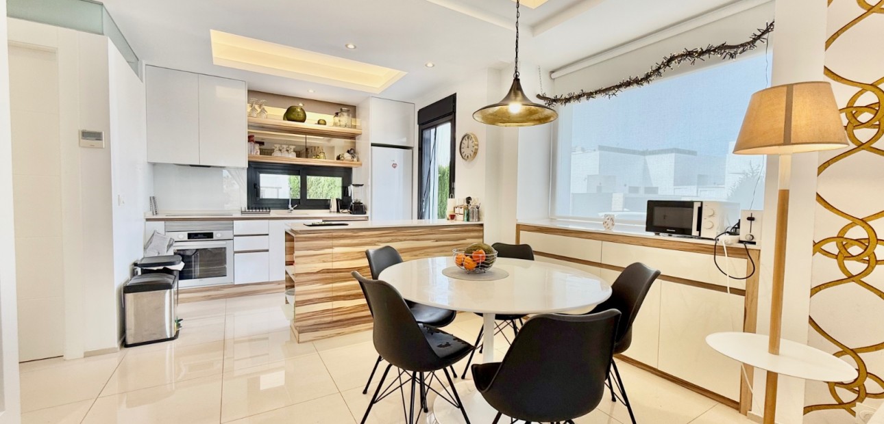 Herverkoop - Herenhuis -
Ciudad Quesada - Lo Marabu