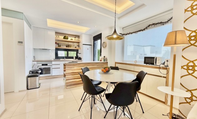 Herverkoop - Herenhuis -
Ciudad Quesada - Lo Marabu