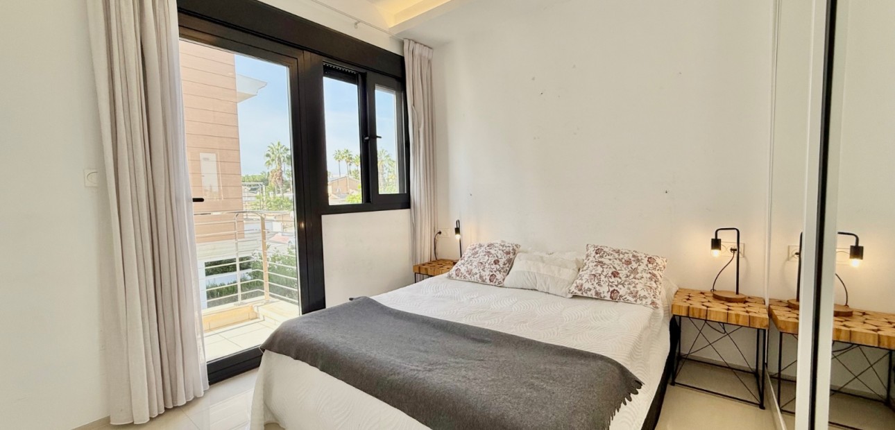 Herverkoop - Herenhuis -
Ciudad Quesada - Lo Marabu