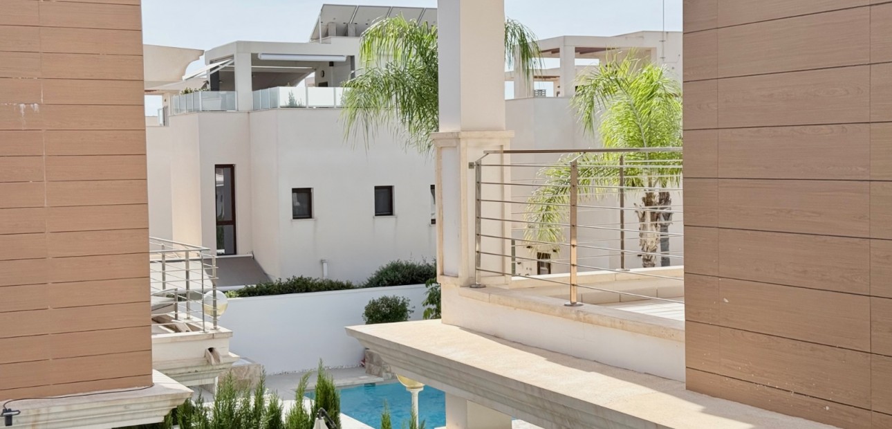 Herverkoop - Herenhuis -
Ciudad Quesada - Lo Marabu